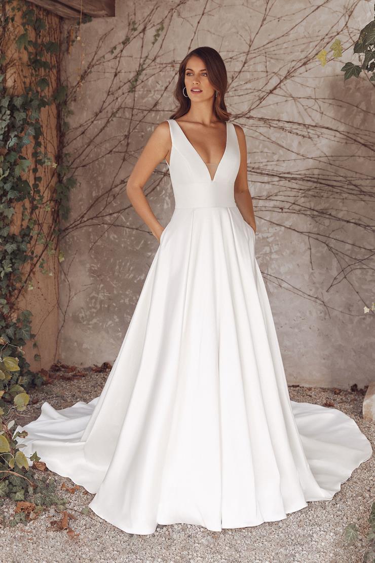Gorgeous Necklines for Every Bride Image